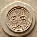 Stilisierter Keramik-Stempel von Aequor Ton, der Handwerksqualität symbolisiert.