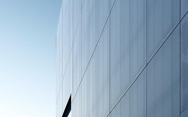 Architektonische Fassadenfliesen in hellem Blaugrau, geometrisches Muster